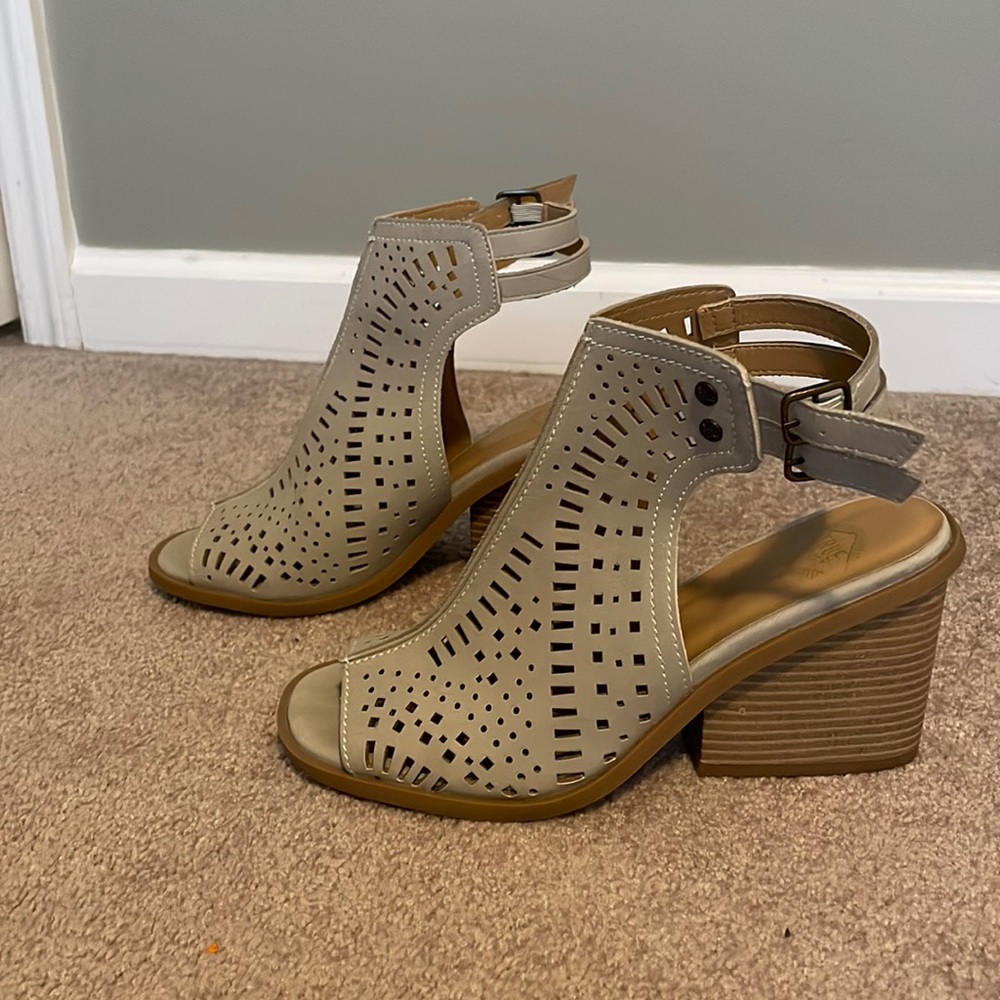 True Craft Woman’s Open-Toed Block Heel 3” Tan Sz… - image 1